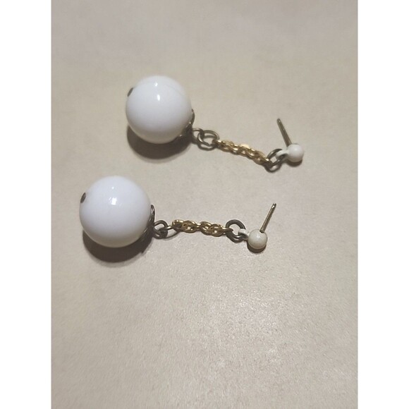 Vintage White Bead Dangle Stud Earrings Gold Tone Retro Jewelry - Picture 4 of 5